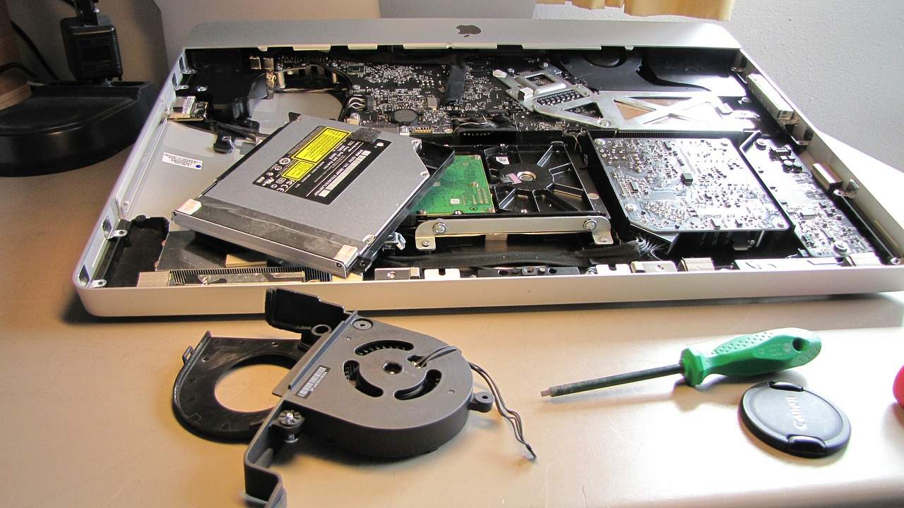 Zdjęcie komputera przygotowanego do naprawy